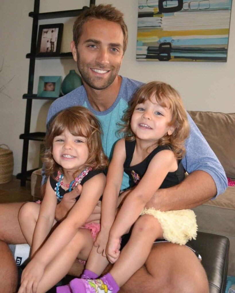 ava-and-leah-with-their-dad